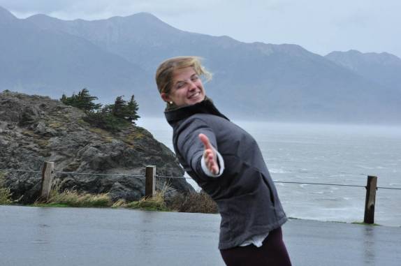 Enfrentando e se divertindo com ventos de mais de 100 km/h, na estrada para Anchorage, de volta da Península do Kenai, no sul do Alaska